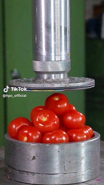 Tomatoes vs. 150 ton hydraulic press 🫣 #hydraulicpress #crushing #satisfying #viral