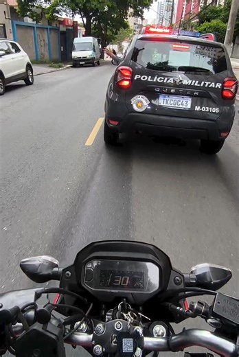 Desligando a Seta com Humor: Farol Alto e Buzina