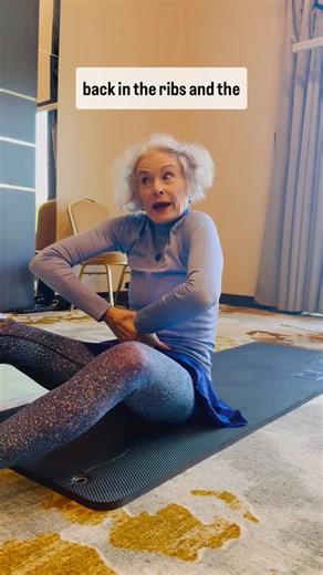 Master Pilates Instructor on Instagram: "❓What’s YOUR breathing pattern for Rolling (like a Ball) ❓ ⚾️ Most Yogis and Pilates students are taught to inhale on the backward roll and exhale to return up. NUTHIN’ wrong with THAT, for sure 😄 🥎 However, I learned a different version of Rolling from #carolatrier which I share here: 🏐 Carola altered the breath pattern slightly, adding a body hover with feet lifted OFF the mat during a quick inbreath, and a 2 PART exhale to roll back AND up, as I dem