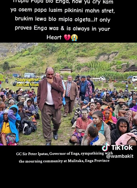 Enga Governor Grand Chief Sir Peter Ipatas sympathizing with the mourning community at the landslip affected areat at Mulitaka, Enga Province. Trupla Papa blo Enga Province you stap, respect 🫡 📷 SaksakMiok ——————————— #papuanewguinea #naturaldisaster #landslide #relief #un #aussie #nz #usa #china #png #foryou #tiktokpng🇵🇬