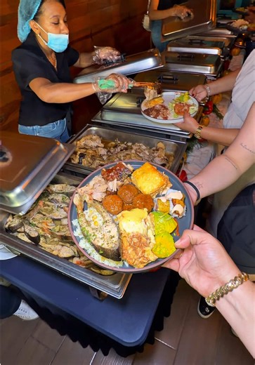 Fui al mejor buffet abierto de Santo Domingo por $795 (más impuestos) todos los sábados y domingos, variedad en la comida, buen precio y lugar bonito @mishourd perfecto para venir en grupo o pareja, también para celebrar tu cumpleaños 👌🏼