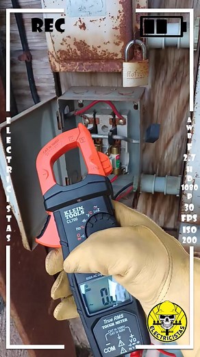 Cómo USAR la opción HOLD en un MULTIMETRO de GANCHO Kleintools CL-700 #reelsfypシ #kleintools #lacajadeherramientas #reelsfb #electricistas | Electricistas