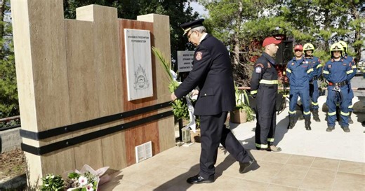 Συγκινητική τελετή στη μνήμη των πεσόντων πυροσβεστών - Δείτε φωτογραφίες & βίντεο