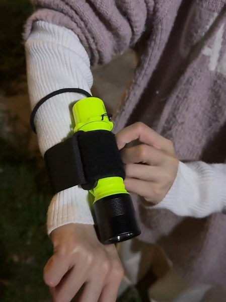 With both lanyard and Velcro straps for double securing, you don't have to worry about it falling off or getting lost while diving. #underwaterworld #divingflashlight #divinggear #scubadiving