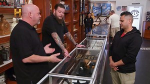 1M views · 24K reactions | Un hombre llega a la tienda con un antiguo cartel que funcionaba como licencia para comprar oro. Rick se muestra interesado por su rareza y posible valor histórico. Sin embargo, antes de hacer cualquier oferta, decide llamar a un especialista para verificar su autenticidad.  Todo esto y más en tu pantalla de History #ElPrecioDeLaHistoria | HISTORY | Facebook