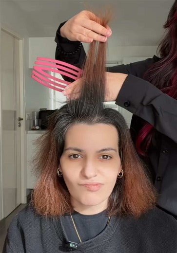 DIAGNOSTIC RÉSULTAT - GREYBLENDING Ma cliente avait l’habitude de colorer ses cheveux en cuivré, mais cette couleur n’allait pas du tout avec sa racine et ses cheveux blancs. Trop de contraste avec sa base brune et une démarcation visible très rapidement. Elle voulait quelque chose de plus doux, plus naturel, sans avoir à refaire ses racines toutes les 3 semaines. On a réalisé un balayage sur mesure pour venir fondre les cheveux blancs sans les couvrir, et recréer de la lumière tout en respectan
