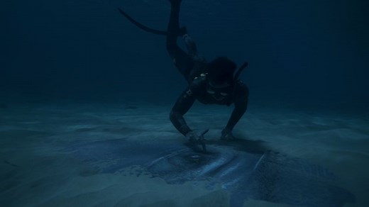 Surfer paints breath-taking underwater murals