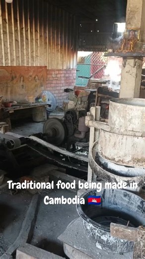 Watching traditional Cambodian food being made in Battambang 🇰🇭 Rice noodles, rice paper for spring rolls and bamboo rice cooked over charcoal. Sometimes the best travel experiences are the simplest ones. #cambodia #battambang #cambodianfood #travelasia #solotravel