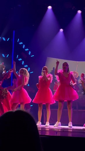 🎉 Hanne, Marthe & Julia zingen tijdens de nieuwe “ Vleugels “ show Alice in Wonderland! 💗 Wie was er gisteren ook bij tijdens de première in Den haag? 🦋🇳🇱 ➩ #k3 #k3vleugels #k3vleugelstour #k3studio100 #juliaboschman #marthedepillecyn #hanneverbruggen #k3show #fyp #fypシ #fypage #foryoupage