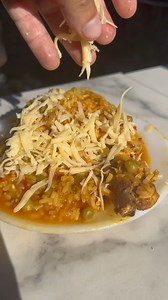 ¿Arroz amarillo o arroz con pollo? 🍗 🍚😂.. ¿Vamos con pollo amarillo? jaja. Arroba a tus amig@s para que salga esta super plan para esos días que baja unos grados la temperatura. Rico, bonito y barato. 45 min de cocción como mínimo y listo.. Ingredientes. (comen 6/5 personas, un plato abundante para cada uno). 6 presas de pollo (pata muslo) 2 cebollas 2 zanahorias 1 puerro. 1 morrón verde. 1 morrón rojo. 2 dientes de ajo. 2 latas de arvejas. 1 lata de tomate perita. 500ml de caldo de verduras