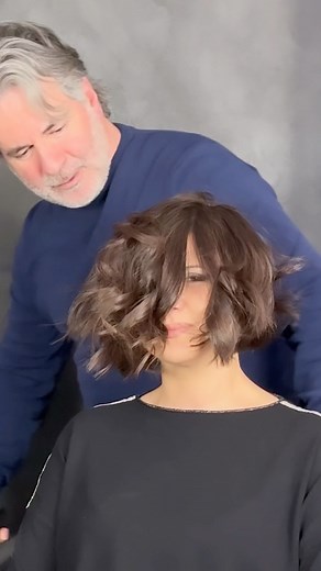 𝐕𝐢𝐭𝐨 𝐒𝐚𝐭𝐚𝐥𝐢𝐧𝐨 Hair Stylist on Instagram: "Ogni donna è unica e merita di avere un Taglio ed un Colore di capelli personalizzato che rifletta la sua personalità. Con questo colore Castano Cioccolato e Taglio Bob Scalato, ho creato un look alla moda che si adatta perfettamente alla mia cliente, valorizzando le sue caratteristiche uniche. VI PIACE? Cambio Look per @girolamoangela 👉 Taglio Bob Scalato 👉 Colore Castano Cioccolato Hair @vitosatalino_official Using @lorealpro #hairtransfo