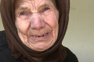 POGLEDAJTE TUŽNO LICE BAKA VLADICE: Poslednja je Srpkinja u selu na Kosovu, HRANU JOJ DONOSI PRIJATELJ ALBANAC