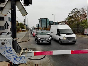VIDEO Cum s-au transformat cele 44 de bariere de cale ferată într-un coșmar pentru șoferii care intră zilnic în București: blocaje în trafic, nervi și ore de așteptare