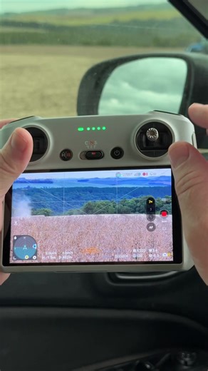 Incrível zoom com drone em cena espetacular