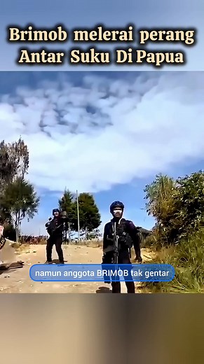 Momen Brimob melerai perang antar suku di papua. #brimob #polri #pasukanelit # #brigade #pelopor #sukupapua #puncakjaya #konflikpapua #satgaspapua #satgasdamaicartenz #fypreels #sorotanpublik #sorotansemuaorang #jangkauan | 𝗚𝗲𝗼𝗽𝗼𝗹𝗶𝘁𝗶𝗸 & 𝗦𝘁𝗿𝗮𝘁𝗲𝗴𝗶 𝗚𝗹𝗼𝗯𝗮𝗹