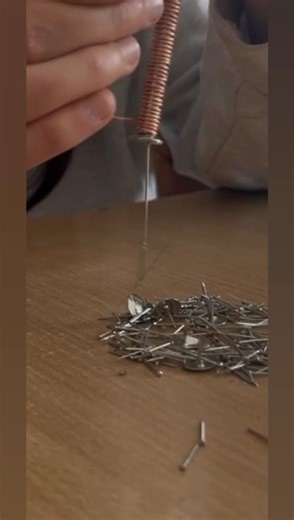 📚 Fizyka w praktyce – klasa 8 odkrywa tajemnice elektromagnesu! 🔧✨ Lekcja fizyki zamieniła się w prawdziwe laboratorium. Uczniowie klasy 8 nie tylko poznali budowę i zasadę działania elektromagnesu, ale przede wszystkim samodzielnie zbudowali własne modele. Za pomocą gwoździ, drutu miedzianego i baterii stworzyli działające elektromagnesy, a potem testowali ich siłę, sprawdzając, ile metalowych przedmiotów potrafią przyciągnąć. Takie zajęcia to najlepszy sposób, by zobaczyć, że fizyka to nie t