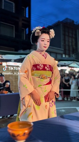 Tea ceremony in kyoto with maiko.🇯🇵👘 #maiko #geisha #geiko #kagai #teahouse #kyotojapan #kyototrip #kyototravel #japantravel #japantrip #japaneseculture #kimono #gion #舞妓 #芸妓 #芸者 #花街 #visitkyoto #visitjapan #京都 #お茶屋