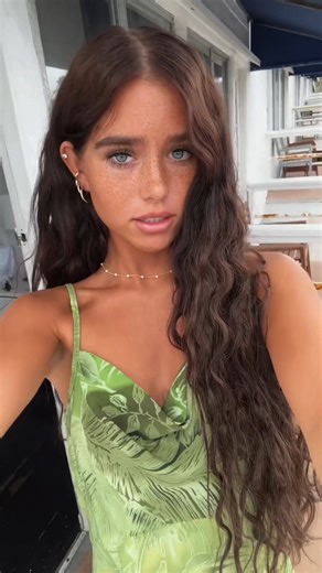 Kinley 🐉 on Instagram: "I got my eye on you. #kinllleyextra #viralreel #ootd #usa #model #explore #explorepage #trending #viraltrendyreels #reels #viralgirl"