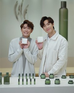 【放慢腳步，來一場尋回本真之美的療癒旅程】 mtm labo [ 量膚定制 ] 體驗館 >>> https://bit.ly/3lO9j7d 享受 [ 量膚定制 ] 護膚方案，仿如一場自我療癒的旅程。 想尋覓能貼合你肌膚需要的護膚品，往往都帶著挑戰，或許是成份配方不合，又或許是你不夠了解自己。 為此 mtm labo 一直堅持以 [ 量膚定制 ] 理念為核心，以專屬的定制保養， 為你我挑選出最適合自己的草本原液，結合產品原有配方，即場「調配」護膚產品，並貼上個人專屬定制標籤。 繼去年與日本設計大師 #原研哉 攜手打造全新品牌形象後，今次推出首個mtm labo [ 量膚定制 ] 體驗館帶來更多互動體驗。偶像男團 MIRROR 成員 Stanley Yau 邱士縉 及 陳瑞輝Frankie Chan 亦率先於體驗館定制了印有其名字及專屬配方的護膚產品，感受到品牌的體貼。 透過一對一的量膚分析，尋找肌膚問題根源，定制專屬方案達至針對性的功效。更讓你與 mtm labo 一同探索肌膚紋理秘密之餘，放慢腳步，在充滿日式禪意的本真庭園中，走一趟體驗日本美學的心靈旅程，重新發現獨一無二的自己，尋回