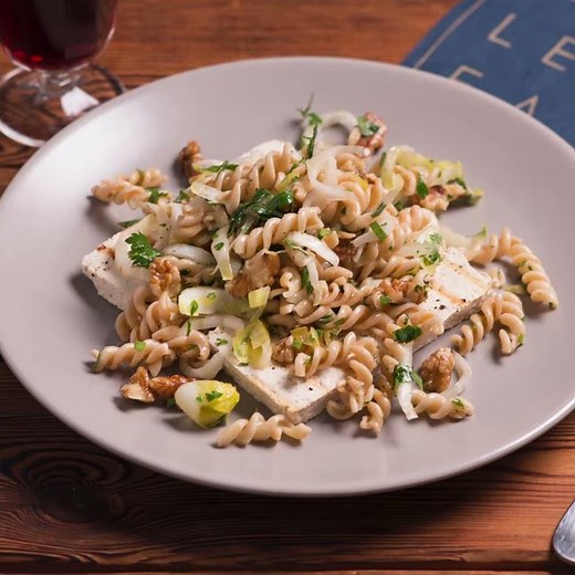 Pâtes complètes: Spirelli au chicon, tofu et noix