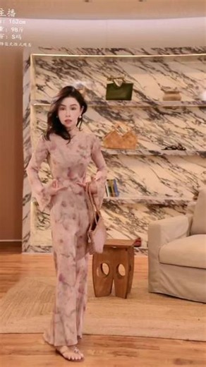 还在找显瘦又有质感的碎花裙？这条雾花裙直接封神❗普通碎花显土显黑，这款水墨晕染花色，复古朦胧不挑皮圆领修饰脖颈，喇叭袖藏手臂赘肉，高腰线鱼尾剪裁，胯宽、腿粗、小肚子全部藏严实，透气不闷汗，春夏单穿、初秋搭小西装都好看#夏日旅行穿搭 #长袖连衣裙##夏日穿搭连衣裙 #连衣裙##高级穿搭