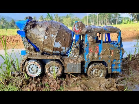 Dapat mainan di lumpur sawah, mobil damkar, mobil polisi, eksavator,bus tayo,truk molen,bus telolet
