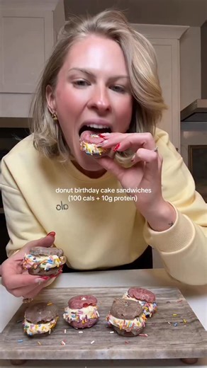 Donut Birthday Cake Sandwiches🍩🧁(100 cals 10g protein/each) this recipe makes 9 donut sandwiches: -3/4c 0% Fage Greek yogurt -2 scoops Clean Simple Eats Cake Batter Protein Powder use ‘SMALLERSAM’ to save -2 tbsp sugarfree white chocolate Jello pudding mix -2 tbsp zero sugar Cool Whip -dash of vanilla -dash of almond extract -1 tbsp of your favorite sprinkles -3 packs of Drumroll glazed protein donuts #protein #dessert #snack #cake #csepartner @cleansimpleeats | Samantha Milton