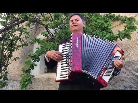 Italienische Live Musik - Alleinunterhalter Adamo spielt Akkordeon und singt italienisch.