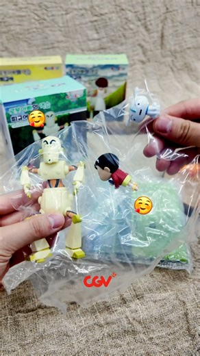 늘 뜨거운 관심과 사랑을 받는 짱구는 못말려 피규어! 신형만의 회상에 이어 '로봇 아빠의 역습' 피규어 4종 출시💥 퀄리티가 진짜 미쳐서 (진짜임. 진짜. 진짜) 그냥 담당자가 짱구가 된 것 같음..🥲 📅 10/30 (수)부터 판매 예정 🤖 로봇 아빠의 역습 피규어 단품 = 18,000원 (4종 중 1종 선택) 🍿 팝콘 M1 탄산 M1 로봇 아빠의 역습 피규어 단품 1 = 22,000원 🍿 팝콘 L1 탄산 M2 로봇 아빠의 역습 피규어 단품 1 = 25,000원 *진행 극장 및 자세한 사항은 CGV 이벤트 페이지에서 확인해 주세요. #짱구는못말려 #로봇아빠의역습 #짱구는못말려로봇아빠의역습 #CGV #짱구는못말려피규어 #로봇아빠피규어 #짱구피규어 #굿즈 #피규어 | CGV