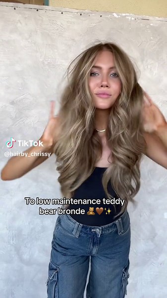 From high maintenance barbie blonde 👱🏼‍♀️ to… ➡️ low maintenance teddy bear bronde 🧸🤩💫 #hairby_chrissy #habithiddenextensions #habitsalon #habithiddenwefts #butterflyhaircut #habitsalonoc #habithairx #orangecountystylist #sunkissedhighlights #balayage #livedinblonde Her formula & more on our Habit education app now!