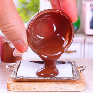 Fancy Miniature Heart KITKAT Cake Decorating #miniature #minicakes | Cake Lovers