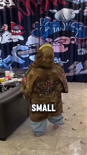 He Disguised As An Alien To Prank His Friend