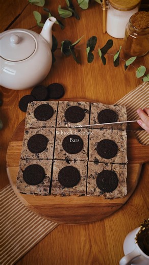🤎White Chocolate & Oreo Bars. Rich Oreo cookie base topped with a smooth white chocolate fudge layer… simple, indulgent, and dangerously good 🤍 Recipe: Biscuit Base \t•\t200 g Digestive biscuits (about 2 cups, crushed) \t•\t100 g Oreo biscuits (about 1 cup, crushed) \t•\t150 g unsalted butter, melted (⅔ cup) White Chocolate Oreo Fudge Top \t•\t300 g good-quality white chocolate, chopped (about 1¾ cups chopped) \t•\t150 g Oreo biscuits, roughly chopped (about 1½ cups) \t•\t½ tsp vanilla extract