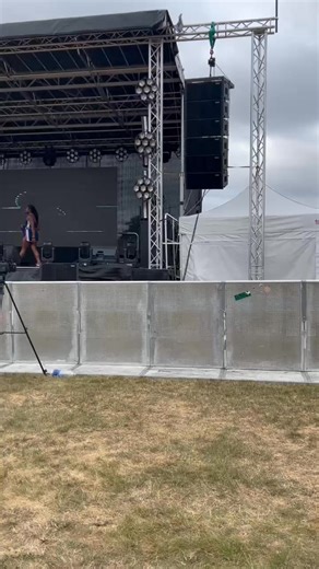 Admark active line array L5A in UK, each side 6pcs. #Linearray #proaudio #dj #loudspeaker #audio #Subwoofer#amplifier#liveshow#events#soundsystem | Admark Audio