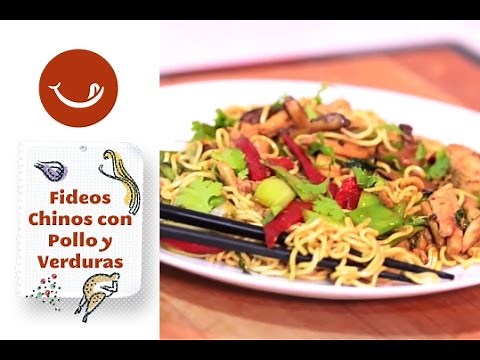 Fideos chinos fritos con pollo y verduras