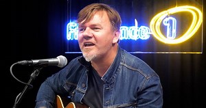 Michal Hrůza zahrál na Frekvenci 1 živě v předpremiéře song Koukej dopředu