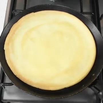 Crepes fatte in casa, buonissime con dolce o salato, ricetta per almeno 12 crepes, ma anche qualcuna in più aggiungendo un po' di latte in più, per prepararle più sottili - a voi come piacciono? Io adesso ne mangerei 2 farcite con prosciutto e formaggio