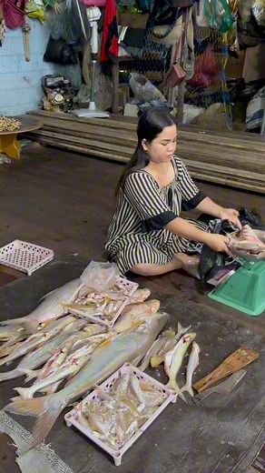 1.8M views · 72K reactions | Walaupun cuaca hujan deras tapi pengantaran ikan harus tetap jalan❗️ | Mom's Dea Jordan | Facebook