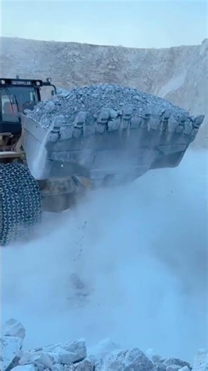 💪 Caterpillar 992K Wheel Loader Dominating the Jobsite