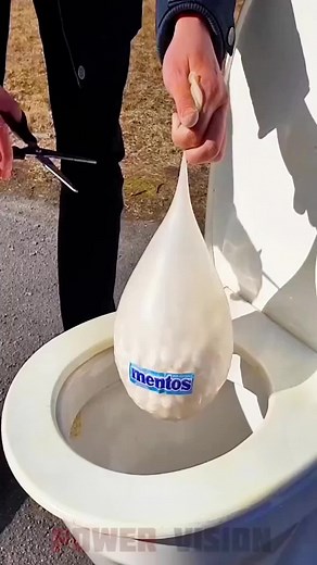 Coca vs Mentos na privada | coca-cola