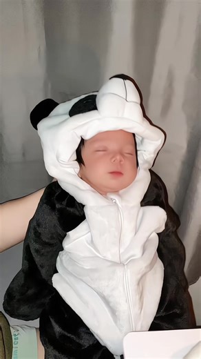 Celebrating Luan's First Month with Delicious Cake