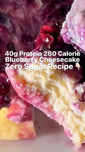 40g protein 285 calories 10g carbs 8g fat 👇🏻 Blueberry Cheesecake 🫐🎂 🫐1 scoop Protein Milkshake Cupcake Batter (link in bio) 🫐1 tbsp cream cheese 🫐1/3 cup greek yogurt or 1/3 cup blended cottage cheese 🫐1/3 tsp vinegar 🫐1 tbsp sweetener 🫐blueberries DIRECTIONS: Mix ingredients for the cheesecake well. Bake at 350 for 12-15 minutes. Enjoy! 🫐🎂 Optional Frosting: Spread two tbsp cool whip and top with more blueberries. Enjoy! Tap the link in our bio to get your free six week high protei