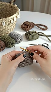 Easy Crochet Mini Pouch Pattern – Cute Coin Purse Tutorial Looking for an easy crochet mini pouch pattern? 🤎 This adorable crochet coin purse is perfect for beginners and makes a beautiful handmade gift. #crochetpouch #crochetpattern #beginnercrochet #crochetbag #handmadegift | Theworldcrochet