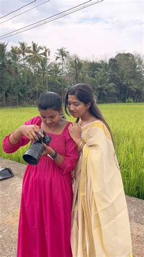 Some shoot bts 🤓 #ladyphotographer #photography #photographysession #youtubeshorts