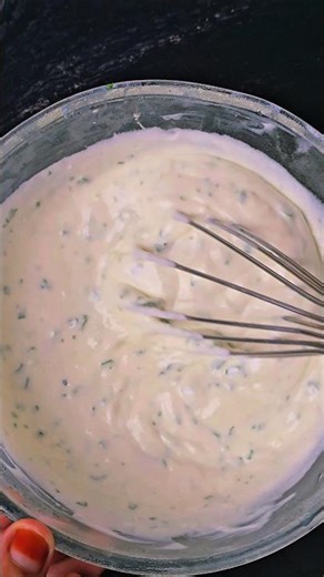 How to make a simple Garlic-yoghurt-sauce🤤👌 #burger #garlicsaucerecipe #delicious #cooking