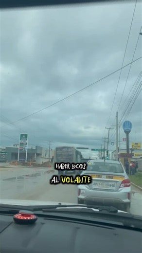 🚨 Mis locos al volante, aquí tenemos al chofirete del día que decidió retar las leyes de tránsito y crear su propio carril en contraruta 😤. Mientras los demás esperan el semáforo como gente normal, este personaje anda subiendo pasaje y adelantando carros como si tuviera pase VIP 🚗💨 Después no digan que uno exagera… las imprudencias de estos locos son el pan de cada día en nuestras calles 🍞. Así que si no quieren salir en la página, manejen bien, porque mientras sigan haciendo barbaridades, 