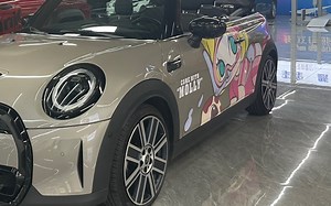 2.0T的MINI COOPER S CABRIO ，还是个敞篷版，当你了解一下价格后，你会发现这是个玩具车