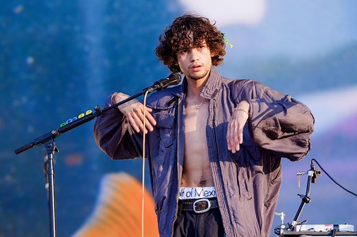 “When was this?” - Internet surprised as Dominic Fike brings out his son on stage during his Lollapalooza set