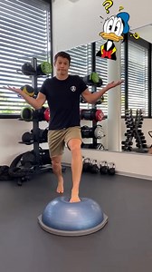 👇🏼👇🏼👇🏼 ❌ STOP à la confusion : l’équilibre n’est pas la proprioception ! ❌ Tu penses savoir ce qu’est la proprioception ? 🤔 Spoiler : ce n’est pas un exercice sur un BOSU ni un truc où il faut fermer les yeux… ni même forcer au max ! 💥 On en parle jeudi lors d’un webinaire exclusif. 🔎 L’ÉQUILIBRE ➡️ C’est la capacité à garder ton centre de gravité stable, en utilisant un mélange d’infos venant de la vision, du système proprioceptif et vestibulaire notamment. Mais attention ! L’équilibre