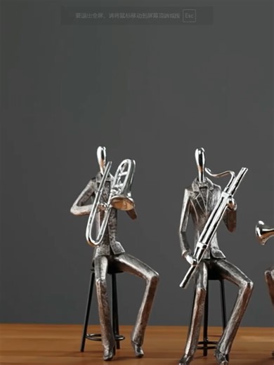 坐姿音乐人吹小号@www.beili-cn.com